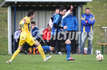 Fussball Kaerntner Liga. SG Drautal gegen SC Hermagor. Ognjen Dzeko (Drautal), Admir Adilovic (Hermagor). Feistritz/Drau, am 14.4.2012.
Foto: Kuess
---
pressefotos, pressefotografie, kuess, qs, qspictures, sport, bild, bilder, bilddatenbank