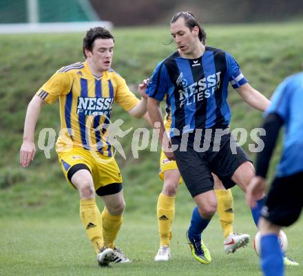 Fussball Kaerntner Liga. SG Drautal gegen SC Hermagor. Daniel Trupp, (SG Drautal) Martin Tschernuth (Hermagor). Feistritz/Drau, am 14.4.2012.
Foto: Kuess
---
pressefotos, pressefotografie, kuess, qs, qspictures, sport, bild, bilder, bilddatenbank