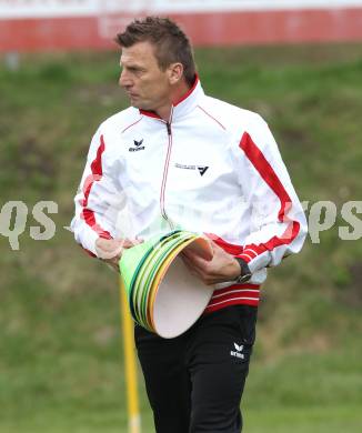Fussball Kaerntner Liga. SG Drautal gegen SC Hermagor. Trainer Arnold Freissegger (Hermagor). Feistritz/Drau, am 14.4.2012.
Foto: Kuess
---
pressefotos, pressefotografie, kuess, qs, qspictures, sport, bild, bilder, bilddatenbank
