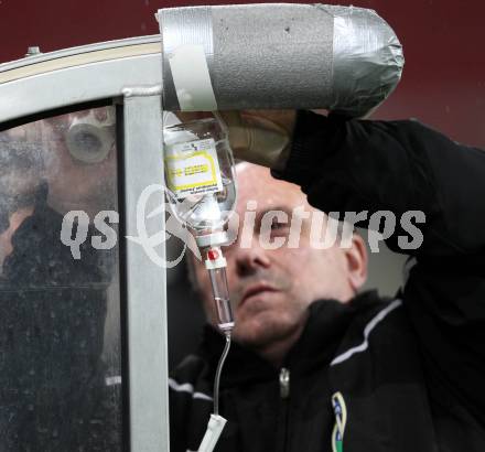 Fussball Regionalliga. SK Austria Klagenfurt gegen FC Gratkorn. Infusion fuer verletzten Spieler.  Klagenfurt, 13.4.2012
Foto: Kuess

---
pressefotos, pressefotografie, kuess, qs, qspictures, sport, bild, bilder, bilddatenbank