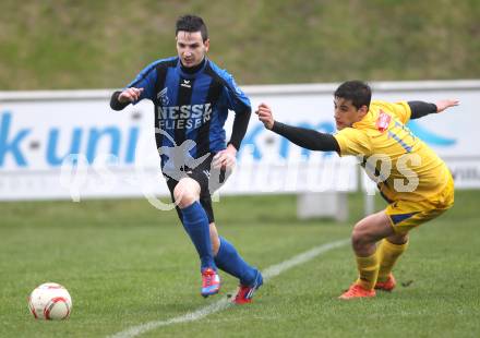 Fussball Kaerntner Liga. SG Drautal gegen SC Hermagor. Ognjen Dzeko (Drautal), Dominik Vukoja (Hermagor). Feistritz/Drau, am 14.4.2012.
Foto: Kuess
---
pressefotos, pressefotografie, kuess, qs, qspictures, sport, bild, bilder, bilddatenbank