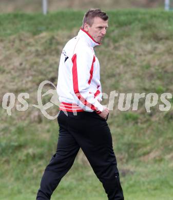 Fussball Kaerntner Liga. SG Drautal gegen SC Hermagor. Trainer Arnold Freissegger  (Hermagor). Feistritz/Drau, am 14.4.2012.
Foto: Kuess
---
pressefotos, pressefotografie, kuess, qs, qspictures, sport, bild, bilder, bilddatenbank