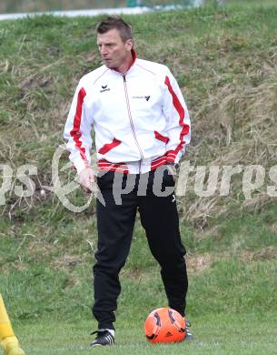 Fussball Kaerntner Liga. SG Drautal gegen SC Hermagor. Trainer Arnold Freissegger (Hermagor). Feistritz/Drau, am 14.4.2012.
Foto: Kuess
---
pressefotos, pressefotografie, kuess, qs, qspictures, sport, bild, bilder, bilddatenbank