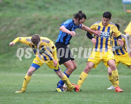 Fussball Kaerntner Liga. SG Drautal gegen SC Hermagor. Daniel Trupp (Drautal), Markus Astner, Dominik Vukoja (Hermagor). Feistritz/Drau, am 14.4.2012.
Foto: Kuess
---
pressefotos, pressefotografie, kuess, qs, qspictures, sport, bild, bilder, bilddatenbank