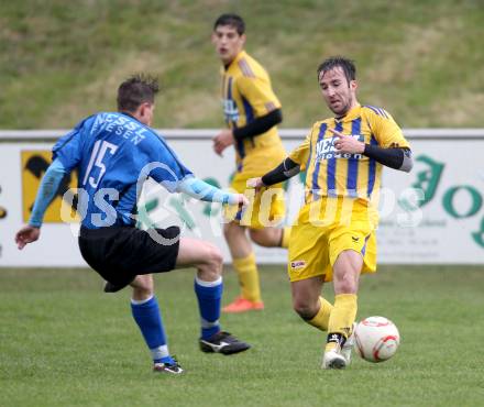 Fussball Kaerntner Liga. SG Drautal gegen SC Hermagor. Rudolf Sandriesser,  (SG Drautal) Ervin Kalender (Hermagor). Feistritz/Drau, am 14.4.2012.
Foto: Kuess
---
pressefotos, pressefotografie, kuess, qs, qspictures, sport, bild, bilder, bilddatenbank