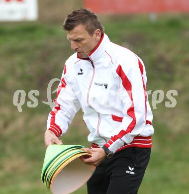 Fussball Kaerntner Liga. SG Drautal gegen SC Hermagor. Trainer Arnold Freissegger  (Hermagor). Feistritz/Drau, am 14.4.2012.
Foto: Kuess
---
pressefotos, pressefotografie, kuess, qs, qspictures, sport, bild, bilder, bilddatenbank