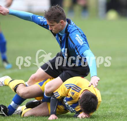 Fussball Kaerntner Liga. SG Drautal gegen SC Hermagor. Rudolf Sandriesser (Drautal), Ervin Kalender (Hermagor). Feistritz/Drau, am 14.4.2012.
Foto: Kuess
---
pressefotos, pressefotografie, kuess, qs, qspictures, sport, bild, bilder, bilddatenbank