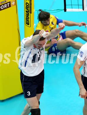Volleyball. MEVZA. SK Aich/Dob gegen Hypo Tirol Volleyballteam. Ivaylo Barutov (Aich/Dob), Stefan Chrtiansky (Tirol). Bleiburg, am 16.4.2012.
Foto: Kuess 


---
pressefotos, pressefotografie, kuess, qs, qspictures, sport, bild, bilder, bilddatenbank