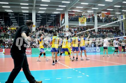 Volleyball. MEVZA. SK Aich/Dob gegen Hypo Tirol Volleyballteam. Jubel (Aich/Dob). Bleiburg, am 16.4.2012.
Foto: Kuess 


---
pressefotos, pressefotografie, kuess, qs, qspictures, sport, bild, bilder, bilddatenbank