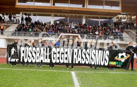 Fussball. Erste Liga.  WAC/St. Andrae gegen FC Lustenau. Nachwuchsspieler mit Transparent Fussball gegen Rassismus. Wolfsberg, 17.4.2012. 
Foto: Kuess

---
pressefotos, pressefotografie, kuess, qs, qspictures, sport, bild, bilder, bilddatenbank