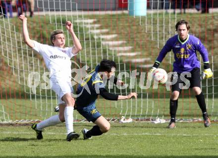 Fussball Kaerntner Liga. ATUS Ferlach gegen St. Veit/Glan. Thomas Ogris, (Ferlach), Bernhard kitz, Manuel Pirmann (St. Veit). Ferlach, 21.4.2012.
Fotos: kuess
---
pressefotos, pressefotografie, kuess, qs, qspictures, sport, bild, bilder, bilddatenbank