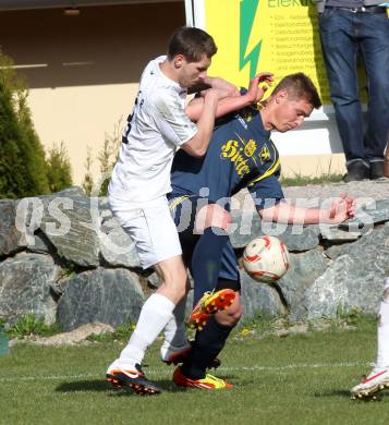 Fussball Kaerntner Liga. ATUS Ferlach gegen St. Veit/Glan. Markus Dixer,  (Ferlach), Sebastian Schmid (St. Veit). Ferlach, 21.4.2012.
Fotos: kuess
---
pressefotos, pressefotografie, kuess, qs, qspictures, sport, bild, bilder, bilddatenbank