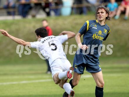 Fussball Kaerntner Liga. ATUS Ferlach gegen St. Veit/Glan. Lukas Jaklitsch, (Ferlach), Guenther Scheucher  (St. Veit). Ferlach, 21.4.2012.
Fotos: kuess
---
pressefotos, pressefotografie, kuess, qs, qspictures, sport, bild, bilder, bilddatenbank