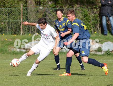Fussball Kaerntner Liga. ATUS Ferlach gegen St. Veit/Glan. Salih Alic,  (Ferlach), Sebastian Schmid (St. Veit). Ferlach, 21.4.2012.
Fotos: kuess
---
pressefotos, pressefotografie, kuess, qs, qspictures, sport, bild, bilder, bilddatenbank