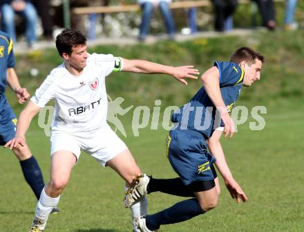 Fussball Kaerntner Liga. ATUS Ferlach gegen St. Veit/Glan. Thomas Waldhahuser,  (Ferlach), Michael Rebernig (St. Veit). Ferlach, 21.4.2012.
Fotos: kuess
---
pressefotos, pressefotografie, kuess, qs, qspictures, sport, bild, bilder, bilddatenbank