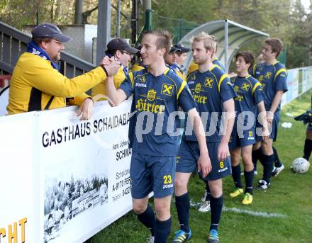 Fussball Kaerntner Liga. ATUS Ferlach gegen St. Veit/Glan. Roman Adunka, Raphael Groinig, Fans (St. Veit). Ferlach, 21.4.2012.
Fotos: kuess
---
pressefotos, pressefotografie, kuess, qs, qspictures, sport, bild, bilder, bilddatenbank