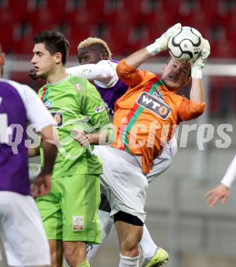 Fussball Regionalliga. SK Austria Klagenfurt gegen Wels FC. Kevin Bangai, (Austria Klagenfurt), Florian Froschauer (Wels FC).  Klagenfurt, 25.4.2012
Foto: Kuess

---
pressefotos, pressefotografie, kuess, qs, qspictures, sport, bild, bilder, bilddatenbank