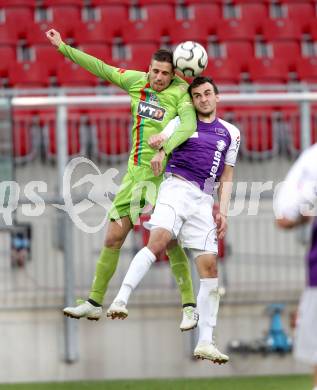 Fussball Regionalliga. SK Austria Klagenfurt gegen Wels FC. Alexander Percher, (Austria Klagenfurt), Milan Koprivarov (Wels FC).  Klagenfurt, 25.4.2012
Foto: Kuess

---
pressefotos, pressefotografie, kuess, qs, qspictures, sport, bild, bilder, bilddatenbank