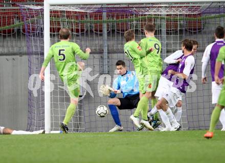 Fussball Regionalliga. SK Austria Klagenfurt gegen Wels FC. Florian Heindl, (Austria Klagenfurt), Thomas Winkler (Wels FC).  Klagenfurt, 25.4.2012
Foto: Kuess

---
pressefotos, pressefotografie, kuess, qs, qspictures, sport, bild, bilder, bilddatenbank