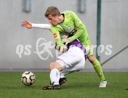 Fussball Regionalliga. SK Austria Klagenfurt gegen Wels FC. Patrick Radinger,  (Austria Klagenfurt), Philipp Schopper (Wels FC).  Klagenfurt, 25.4.2012
Foto: Kuess

---
pressefotos, pressefotografie, kuess, qs, qspictures, sport, bild, bilder, bilddatenbank