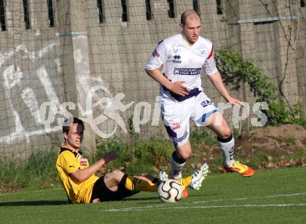 Fussball Regionalliga. SAK gegen FC Gratkorn. Christian Dlopst, (SAK), Oliver Schoepf  (Gratkorn). Klagenfurt, 27.4.2012.
Foto: Kuess
---
pressefotos, pressefotografie, kuess, qs, qspictures, sport, bild, bilder, bilddatenbank