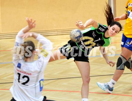 Handball WHA Women Handball League. SG Witasek Kaernten gegen HYPO Niederoesterreich 1. Musalem Araos Maria Eugenia, (Kaernten), Barbara Arenhart (NOE). Feldkirchen, 1.5.2012.
Foto: Kuess
---
pressefotos, pressefotografie, kuess, qs, qspictures, sport, bild, bilder, bilddatenbank