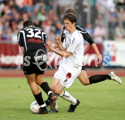 Fussball. Erste Liga.  WAC/St. Andrae gegen TSV Hartberg. Christian Falk, (WAC), Matej Miljatovic (Hartberg). Wolfsberg, 8.5.2012. 
Foto: Kuess

---
pressefotos, pressefotografie, kuess, qs, qspictures, sport, bild, bilder, bilddatenbank