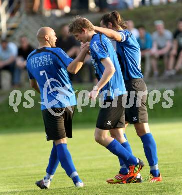 Fussball Kaerntner Liga. Drautal gegen Lendorf. Torjubel Peric Luka, Steiner Domenik, Trupp Daniel (K) (Drautal).  Feistritz/Drau, 11.5.2012
Foto: Kuess

---
pressefotos, pressefotografie, kuess, qs, qspictures, sport, bild, bilder, bilddatenbank