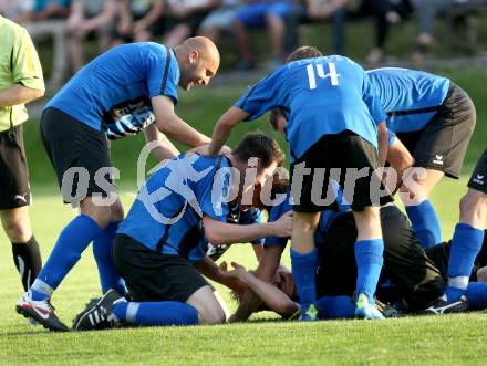 Fussball Kaerntner Liga. Drautal gegen Lendorf. Torjubel Drautal.  Feistritz/Drau, 11.5.2012
Foto: Kuess

---
pressefotos, pressefotografie, kuess, qs, qspictures, sport, bild, bilder, bilddatenbank