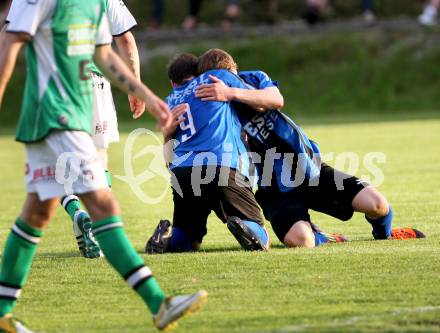 Fussball Kaerntner Liga. Drautal gegen Lendorf. Torjubel Huber Bernd Rudolf, Steiner Domenik (Drautal)..  Feistritz/Drau, 11.5.2012
Foto: Kuess

---
pressefotos, pressefotografie, kuess, qs, qspictures, sport, bild, bilder, bilddatenbank