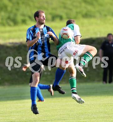 Fussball Kaerntner Liga. Drautal gegen Lendorf. Bernd Rudolf (Drautal), Morgenstern Martin (Lendorf).  Feistritz/Drau, 11.5.2012
Foto: Kuess

---
pressefotos, pressefotografie, kuess, qs, qspictures, sport, bild, bilder, bilddatenbank