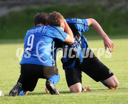 Fussball Kaerntner Liga. Drautal gegen Lendorf. Torjubel Huber Bernd Rudolf, Steiner Domenik (Drautal).  Feistritz/Drau, 11.5.2012
Foto: Kuess

---
pressefotos, pressefotografie, kuess, qs, qspictures, sport, bild, bilder, bilddatenbank
