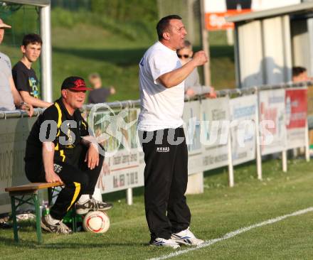 Fussball Kaerntner Liga. Drautal gegen Lendorf. Trainer Suvad Rovcanin (Drautal). Feistritz/Drau, am 11.5.2012.
Foto: Kuess
---
pressefotos, pressefotografie, kuess, qs, qspictures, sport, bild, bilder, bilddatenbank