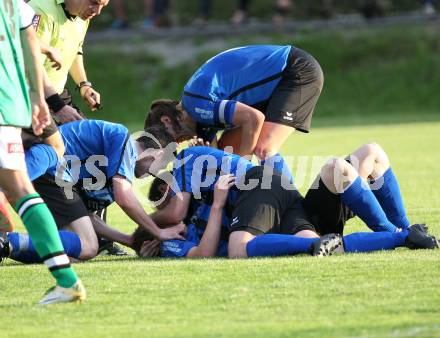 Fussball Kaerntner Liga. Drautal gegen Lendorf. Torjubel (Drautal). Feistritz/Drau, am 11.5.2012.
Foto: Kuess
---
pressefotos, pressefotografie, kuess, qs, qspictures, sport, bild, bilder, bilddatenbank
