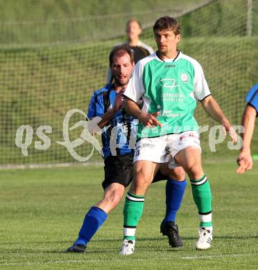 Fussball Kaerntner Liga. Drautal gegen Lendorf. Bernd Huber (Drautal), Christoph Morgenstern (Lendorf). Feistritz/Drau, am 11.5.2012.
Foto: Kuess
---
pressefotos, pressefotografie, kuess, qs, qspictures, sport, bild, bilder, bilddatenbank
