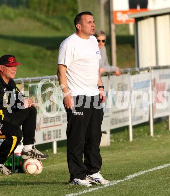 Fussball Kaerntner Liga. Drautal gegen Lendorf. Trainer Suvad Rovcanin (Drautal). Feistritz/Drau, am 11.5.2012.
Foto: Kuess
---
pressefotos, pressefotografie, kuess, qs, qspictures, sport, bild, bilder, bilddatenbank