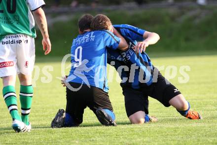 Fussball Kaerntner Liga. Drautal gegen Lendorf. Torjubel Huber Bernd Rudolf, Steiner Domenik (Drautal). Feistritz/Drau, am 11.5.2012.
Foto: Kuess
---
pressefotos, pressefotografie, kuess, qs, qspictures, sport, bild, bilder, bilddatenbank