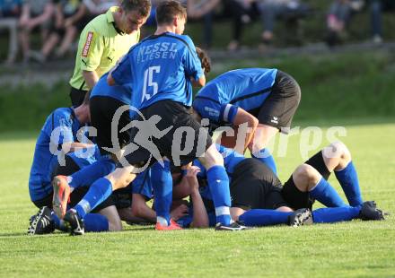 Fussball Kaerntner Liga. Drautal gegen Lendorf. Torjubel (Drautal). Feistritz/Drau, am 11.5.2012.
Foto: Kuess
---
pressefotos, pressefotografie, kuess, qs, qspictures, sport, bild, bilder, bilddatenbank