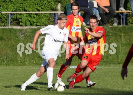 Fussball. Kaerntner Liga. Atus Ferlach gegen ATSV Wolfsberg. Alen Rajkovic, (Ferlach), Alexander Kirisits (Wolfsberg). Ferlach, 17.5.2012.
Foto. Kuess
---
pressefotos, pressefotografie, kuess, qs, qspictures, sport, bild, bilder, bilddatenbank