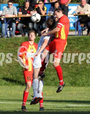 Fussball. Kaerntner Liga. Atus Ferlach gegen ATSV Wolfsberg. Markus Dixer,  (Ferlach), Michael Huebler (Wolfsberg). Ferlach, 17.5.2012.
Foto. Kuess
---
pressefotos, pressefotografie, kuess, qs, qspictures, sport, bild, bilder, bilddatenbank