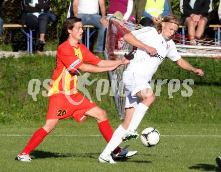 Fussball. Kaerntner Liga. Atus Ferlach gegen ATSV Wolfsberg. Alen Rajkovic,  (Ferlach), Thomas Rabensteiner (Wolfsberg). Ferlach, 17.5.2012.
Foto. Kuess
---
pressefotos, pressefotografie, kuess, qs, qspictures, sport, bild, bilder, bilddatenbank