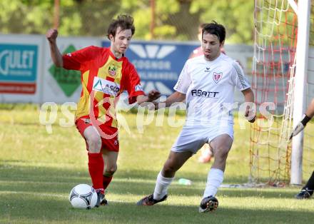 Fussball. Kaerntner Liga. Atus Ferlach gegen ATSV Wolfsberg. Juergen Kozel, (Ferlach), Florian Schatz (Wolfsberg). Ferlach, 17.5.2012.
Foto. Kuess
---
pressefotos, pressefotografie, kuess, qs, qspictures, sport, bild, bilder, bilddatenbank