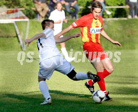 Fussball. Kaerntner Liga. Atus Ferlach gegen ATSV Wolfsberg. Gero Spruk,  (Ferlach), Michael Huebler (Wolfsberg). Ferlach, 17.5.2012.
Foto. Kuess
---
pressefotos, pressefotografie, kuess, qs, qspictures, sport, bild, bilder, bilddatenbank