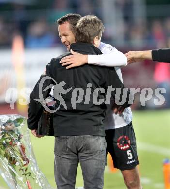 Fussball. Erste Liga.  WAC/St. Andrae gegen LASK Linz. Hannes Jochum wird von Dietmar Riegler verabschiedet. Wolfsberg, 18.5.2012. 
Foto: Kuess

---
pressefotos, pressefotografie, kuess, qs, qspictures, sport, bild, bilder, bilddatenbank
