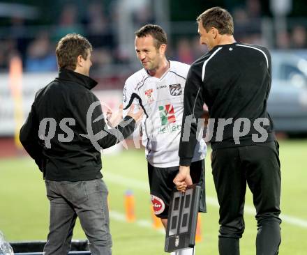 Fussball. Erste Liga.  WAC/St. Andrae gegen LASK Linz. Hannes Jochum wird von Dietmar Riegler verabschiedet. Wolfsberg, 18.5.2012. 
Foto: Kuess

---
pressefotos, pressefotografie, kuess, qs, qspictures, sport, bild, bilder, bilddatenbank