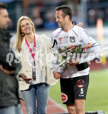 Fussball. Erste Liga.  WAC/St. Andrae gegen LASK Linz. Hannes Jochum wird von Waltraud Riegler verabschiedet (WAC). Wolfsberg, 18.5.2012. 
Foto: Kuess

---
pressefotos, pressefotografie, kuess, qs, qspictures, sport, bild, bilder, bilddatenbank