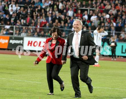 Fussball. Erste Liga.  WAC/St. Andrae gegen LASK Linz. Landeshauptmann Gerhard Doerfler beim Ankick. Wolfsberg, 18.5.2012. 
Foto: Kuess

---
pressefotos, pressefotografie, kuess, qs, qspictures, sport, bild, bilder, bilddatenbank