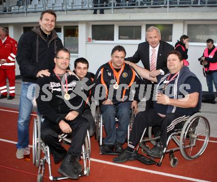 Fussball. Erste Liga.  WAC/St. Andrae gegen LASK Linz. Landeshauptmann Gerhard Doerfler, Carinthian Broncos. Wolfsberg, 18.5.2012. 
Foto: Kuess

---
pressefotos, pressefotografie, kuess, qs, qspictures, sport, bild, bilder, bilddatenbank