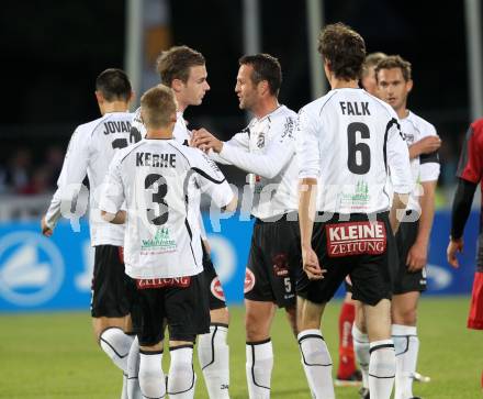 Fussball. Erste Liga.  WAC/St. Andrae gegen LASK Linz. Hannes jochum wird von seinen Mannschaftskollegen verabschiedet (WAC). Wolfsberg, 18.5.2012. 
Foto: Kuess

---
pressefotos, pressefotografie, kuess, qs, qspictures, sport, bild, bilder, bilddatenbank