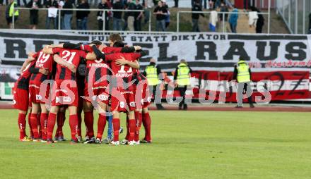 Fussball. Erste Liga.  WAC/St. Andrae gegen LASK Linz. Die Mannschaft des LASK vor dem Fanplakat Reichel raus. Wolfsberg, 18.5.2012. 
Foto: Kuess

---
pressefotos, pressefotografie, kuess, qs, qspictures, sport, bild, bilder, bilddatenbank